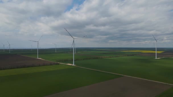 飛行場内にブレードを持つ大型風力タービン青い空の風公園スローモーションドローンターン 風車のシルエット 夏のレンズ 代替エネルギー — ストック動画