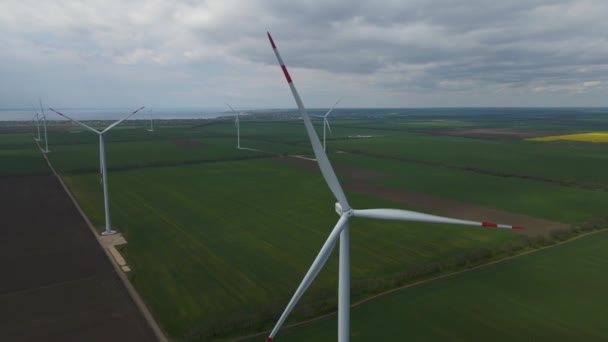 Große Windkraftanlagen Mit Schaufeln Feld Luftbild Blauer Himmel Windpark Zeitlupe — Stockvideo