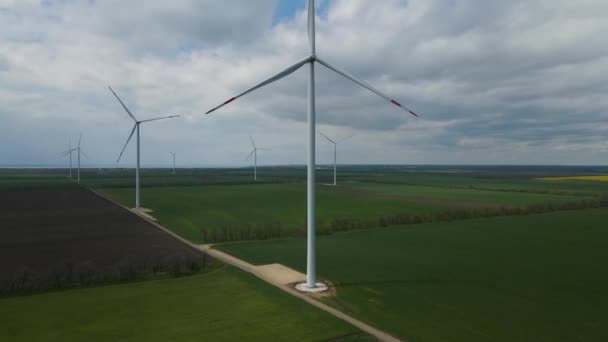 Grandes Turbinas Eólicas Com Lâminas Campo Vista Aérea Céu Azul — Vídeo de Stock