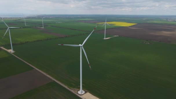 Grote Windturbines Met Bladen Het Veld Bovenaanzicht Blauwe Hemel Windpark — Stockvideo