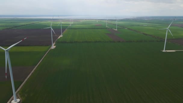 Grandes Turbinas Eólicas Com Lâminas Campo Vista Aérea Céu Azul — Vídeo de Stock