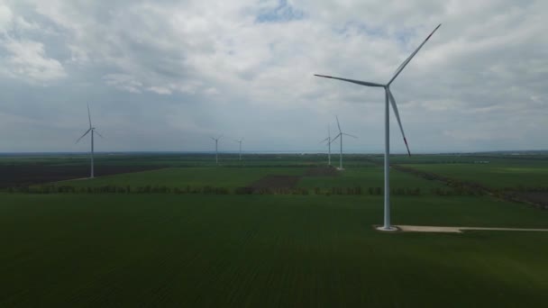 Große Windkraftanlagen Mit Schaufeln Feld Luftbild Blauer Himmel Windpark Zeitlupe — Stockvideo