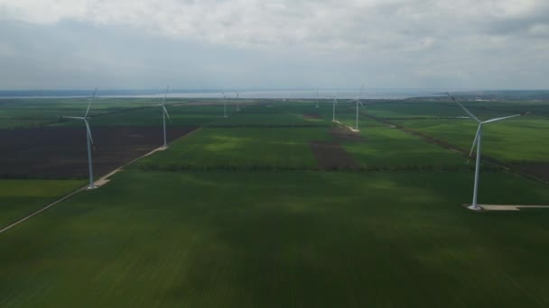 Grandes Turbinas Eólicas Com Lâminas Campo Vista Aérea Céu Azul — Vídeo de Stock