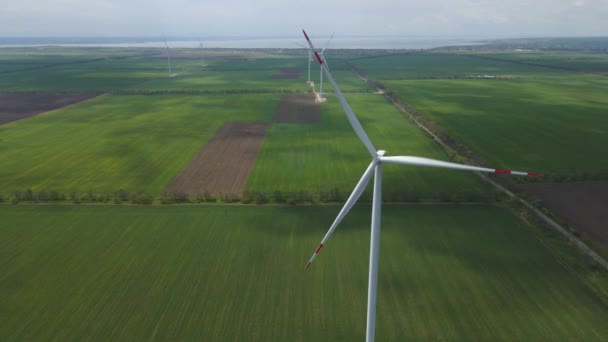 Duże Turbiny Wiatrowe Łopatami Polu Widok Lotu Ptaka Błękitne Niebo — Wideo stockowe