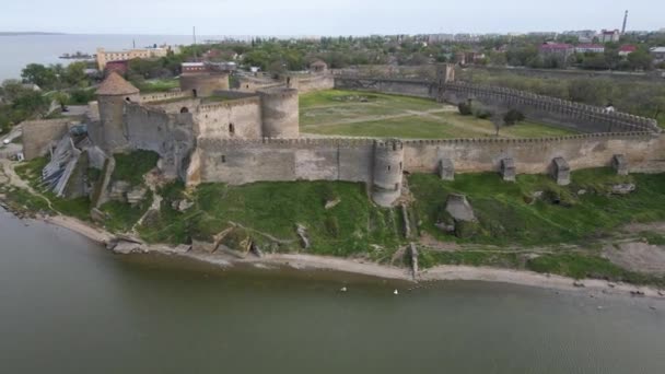 Letecký Pohled Středověkou Pevnost Skalnaté Pobřeží Moři Pevnost Akkerman Evropa — Stock video
