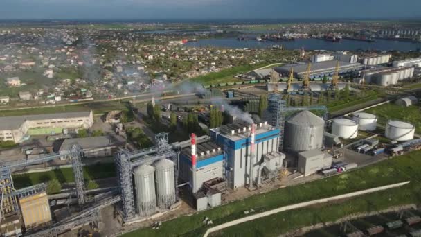 Große Hafenfabrik Industrie Rauch Von Oben Ansicht Lagerhaus Frachtverladung — Stockvideo