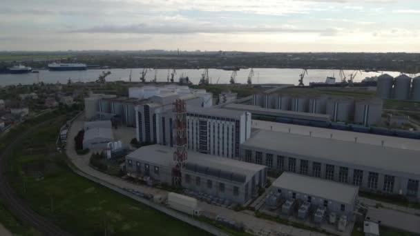 大型港湾工場煙トップビュー倉庫貨物積載量 — ストック動画
