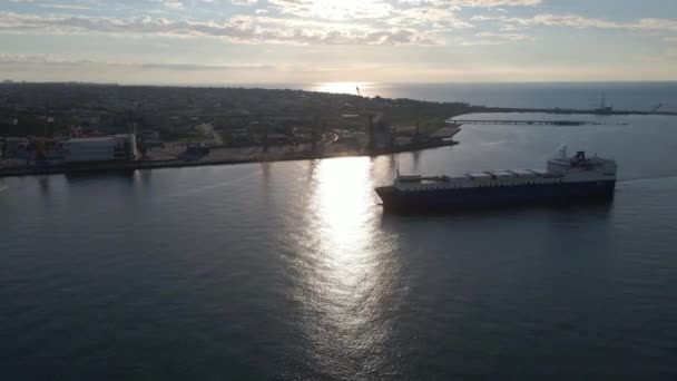 Aerial View Ship Cargo Ship Entering Port Aerial Filming Video — Stock Video