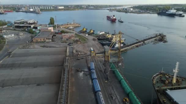 Nowoczesny Port Przemysłowy Kontenerami Góry Lub Widokiem Ptaki Jest Port — Wideo stockowe