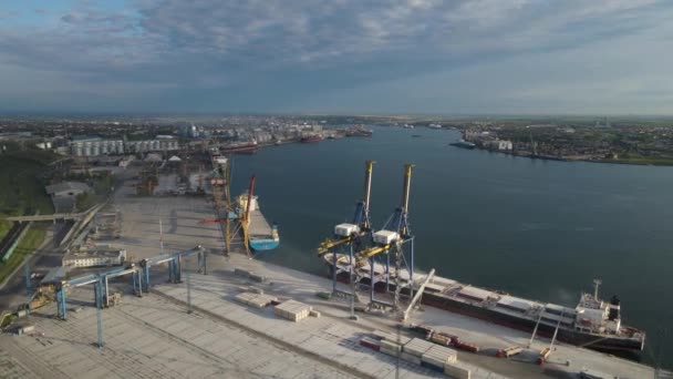 上部または鳥の目のビューからコンテナと4K近代的な工業港 それは輸入と輸出貨物のためのポートであり 出荷ドックの一部です ヨーロッパ — ストック動画
