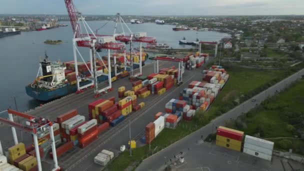 Moderner Industriehafen Mit Containern Von Oben Oder Aus Der Vogelperspektive — Stockvideo