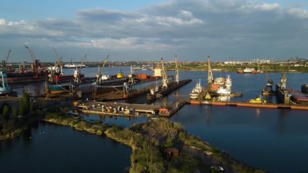 Nowoczesny Port Przemysłowy Kontenerami Góry Lub Widokiem Ptaki Jest Port — Wideo stockowe