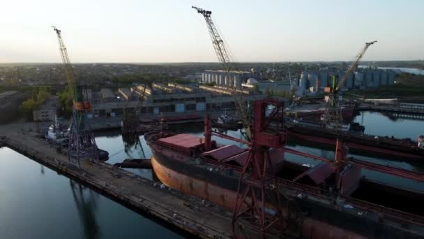 Nowoczesny Port Przemysłowy Kontenerami Góry Lub Widokiem Ptaki Jest Port — Wideo stockowe