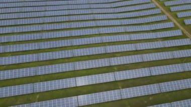 Güneş çiftliği ulusal şebeke için elektrik üretiyor, batarya şarj oluyor. Yeni yeşil enerji kavramı