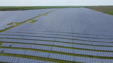 Güneş çiftliği ulusal şebeke için elektrik üretiyor, batarya şarj oluyor. Yeni yeşil enerji kavramı