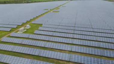 Güneş çiftliği ulusal şebeke için elektrik üretiyor, batarya şarj oluyor. Yeni yeşil enerji kavramı