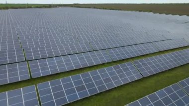 Güneş çiftliği ulusal şebeke için elektrik üretiyor, batarya şarj oluyor. Yeni yeşil enerji kavramı