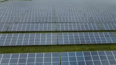 Güneş çiftliği ulusal şebeke için elektrik üretiyor, batarya şarj oluyor. Yeni yeşil enerji kavramı