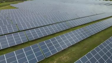 Güneş çiftliği ulusal şebeke için elektrik üretiyor, batarya şarj oluyor. Yeni yeşil enerji kavramı