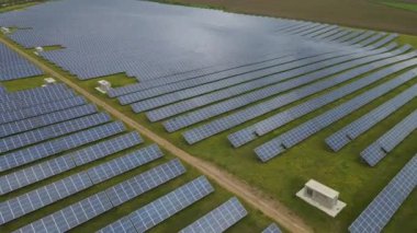 Güneş çiftliği ulusal şebeke için elektrik üretiyor, batarya şarj oluyor. Yeni yeşil enerji kavramı