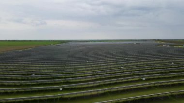 Güneş çiftliği ulusal şebeke için elektrik üretiyor, batarya şarj oluyor. Yeni yeşil enerji kavramı