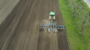 Hava üst görünüm traktörü ram alanı 4K video tarım endüstrisi Avrupa 'yı taradı
