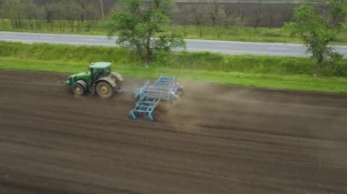 Hava üst görünüm traktörü ram alanı 4K video tarım endüstrisi Avrupa 'yı taradı
