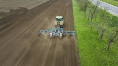 Hava üst görünüm traktörü ram alanı 4K video tarım endüstrisi Avrupa 'yı taradı