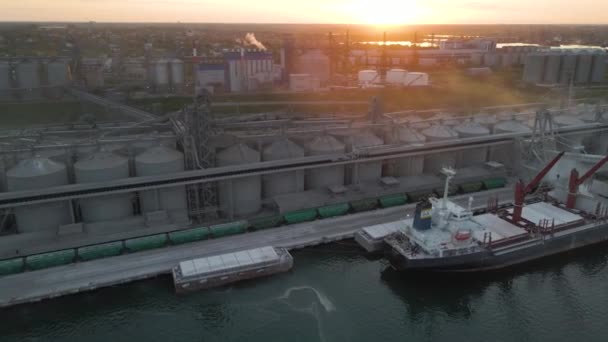 Nowoczesny Port Przemysłowy Kontenerami Góry Lub Widokiem Ptaki Jest Port — Wideo stockowe