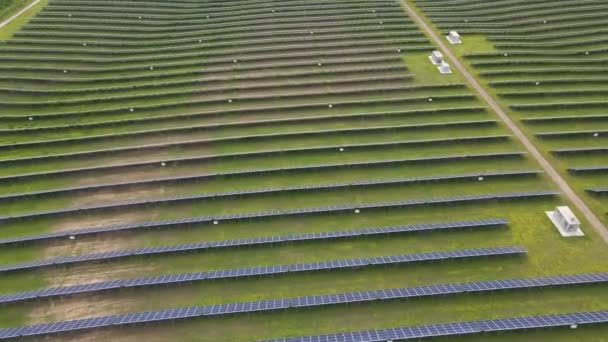 Solární Farma Vyrábějící Elektřinu Pro Národní Síť Nabíjení Baterií Nový — Stock video