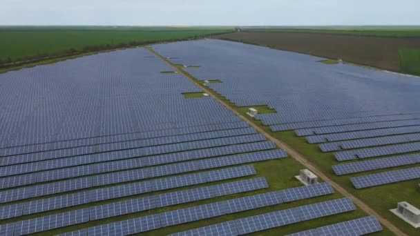 Güneş Çiftliği Ulusal Şebeke Için Elektrik Üretiyor Batarya Şarj Oluyor — Stok video