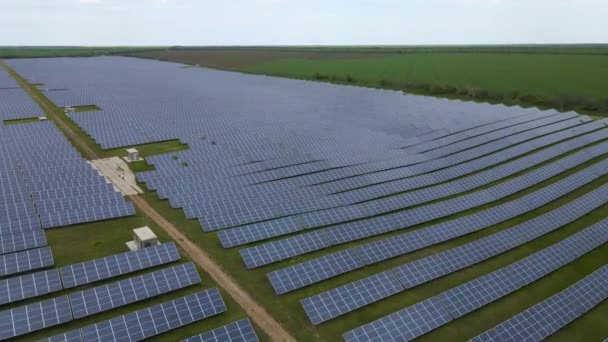 Granja Solar Que Genera Electricidad Para Red Nacional Carga Baterías — Vídeo de stock