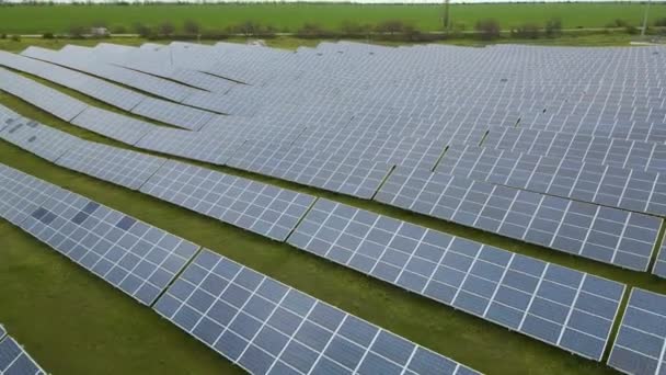 Farma Słoneczna Wytwarzająca Energię Elektryczną Dla Sieci Krajowej Ładowanie Baterii — Wideo stockowe
