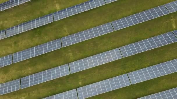 Granja Solar Que Genera Electricidad Para Red Nacional Carga Baterías — Vídeos de Stock