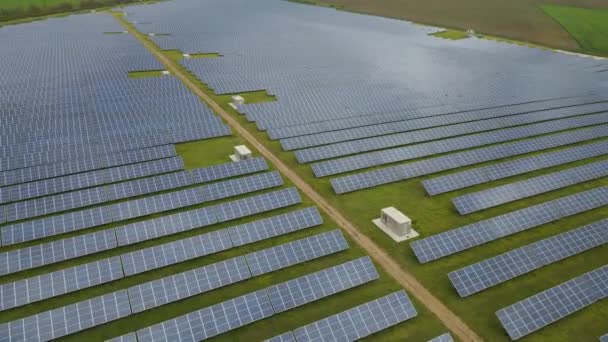 Сонячна Ферма Виробляє Електроенергію Національної Мережі Заряджає Батареї Нова Концепція — стокове відео