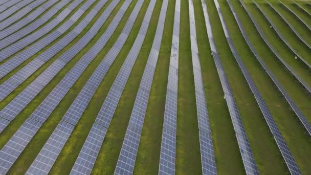 Granja Solar Que Genera Electricidad Para Red Nacional Carga Baterías — Vídeo de stock