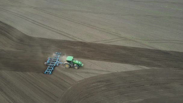 空中トップビュートラクターは ラムフィールドを耕します 4Kビデオ農業業界ヨーロッパ — ストック動画