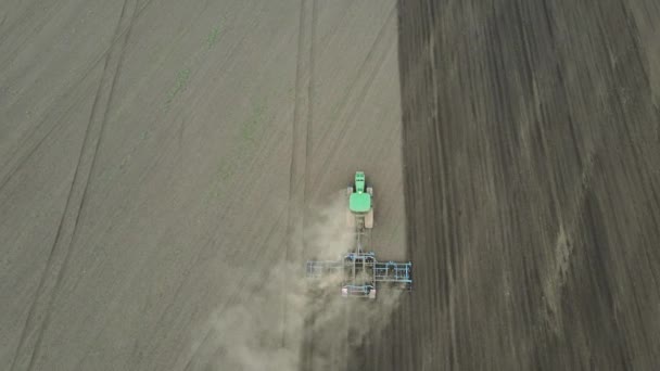 Luchtfoto Bovenaanzicht Tractor Ploegen Ram Veld Video Landbouw Industrie Europa — Stockvideo