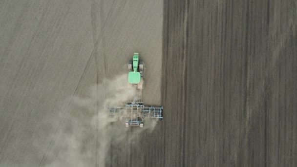 Luchtfoto Bovenaanzicht Tractor Ploegen Ram Veld Video Landbouw Industrie Europa — Stockvideo