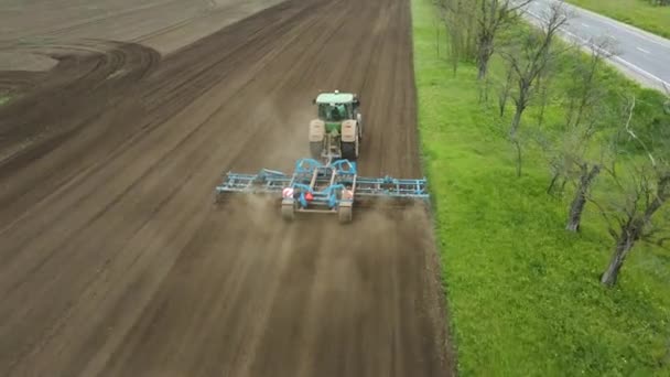 Luchtfoto Bovenaanzicht Tractor Ploegen Ram Veld Video Landbouw Industrie Europa — Stockvideo