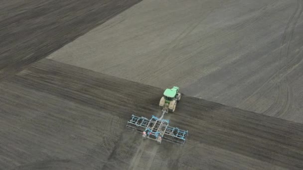 Luchtfoto Bovenaanzicht Tractor Ploegen Ram Veld Video Landbouw Industrie Europa — Stockvideo