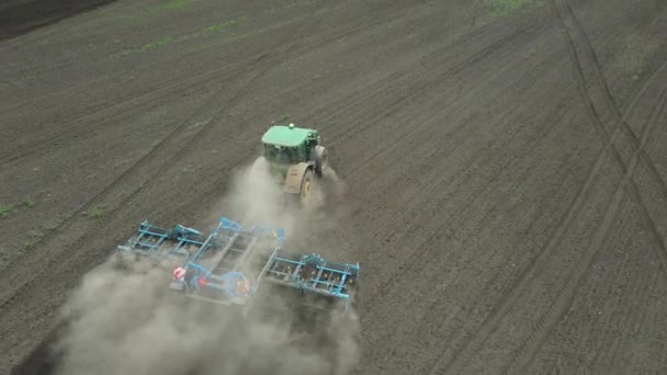 空中トップビュートラクターは ラムフィールドを耕します 4Kビデオ農業業界ヨーロッパ — ストック動画