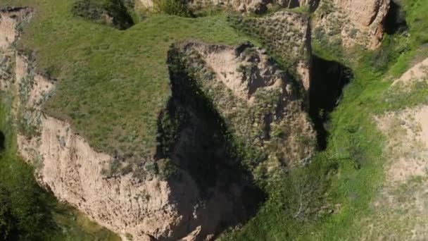 Vista Superior Grande Desfiladeiro Voando Grama Verde Voando Por Drone — Vídeo de Stock