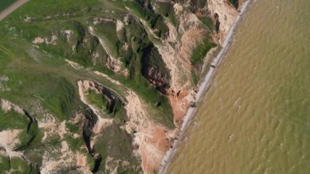 Deniz Taşlarıyla Dolu Güzel Kayalık Sahil Manzarası Güneşli Bir Yaz — Stok video