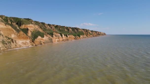 海の岩と美しい海の岩の海岸の空中ビュー 晴れた夏の日にドローンで美しい空中景観をご覧ください キャンプ観光旅行の概念 4Kビデオ — ストック動画