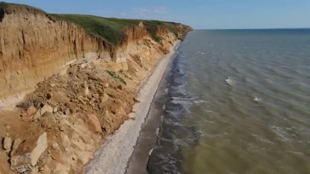 Vista Aérea Hermosa Costa Rocosa Del Mar Con Rocas Marinas — Vídeos de Stock