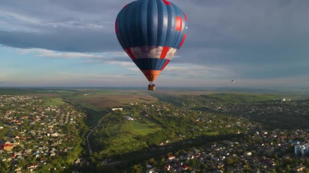 View Drone Colorful Hot Air Balloon Flying Green Park River — Stock Video