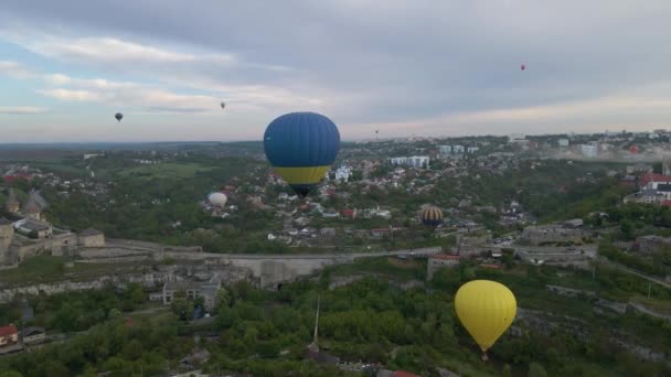 Uitzicht Vanaf Een Drone Van Een Kleurrijke Heteluchtballon Vliegend Een — Stockvideo