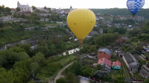 Pohled Trubce Barevného Horkovzdušného Balónu Letícího Nad Zeleným Parkem Řekou — Stock video