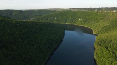 Canyon nehir körfezi uçurumları yeşil çimenler kıyısı kayaların üzerinden güzel manzara